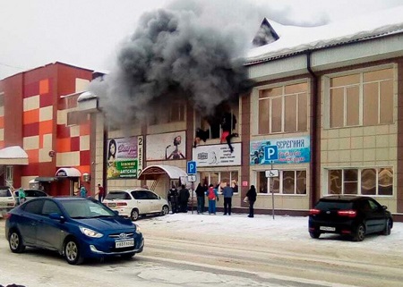 В Горно-Алтайске загорелся торговый центр «Ткацкий»